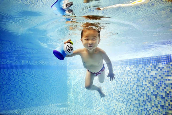 婴儿冬季游泳风靡全球，空气能热泵提供24小时恒温热水保障