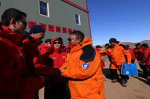 纽恩泰空气能随雪龙号抵达南极中山站外陆缘冰地带